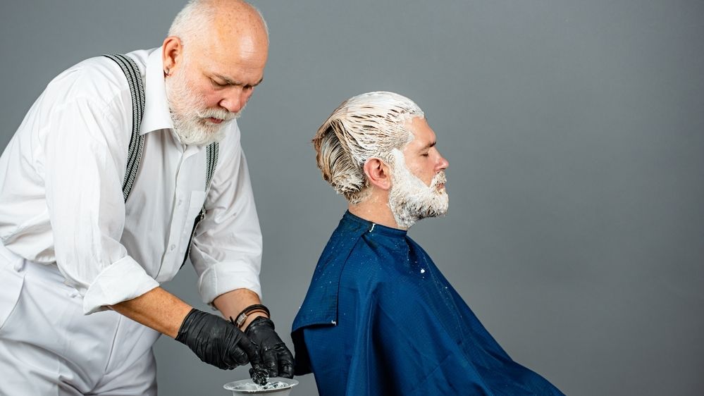 Barvení vlasů u mužů je stále velké tabu